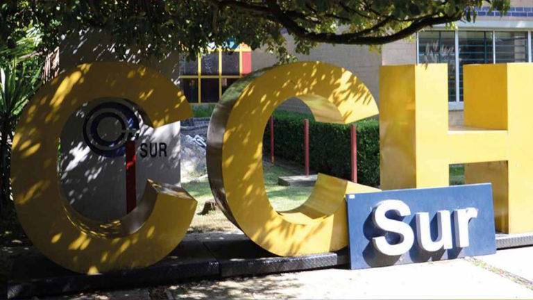 De acuerdo a los informes, un alumno, quien portaba una capucha, ingresó al plantel y agredió con una navaja a otro compañero.