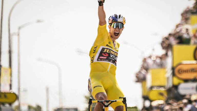 El belga Wout Van Aert (Jumbo Visma) celebra su llegada a la meta.