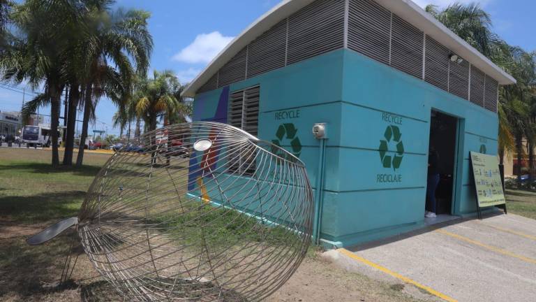 La organización Separado no es Basura tiene un centro de acopio en el estacionamiento de Soriana El Toreo.