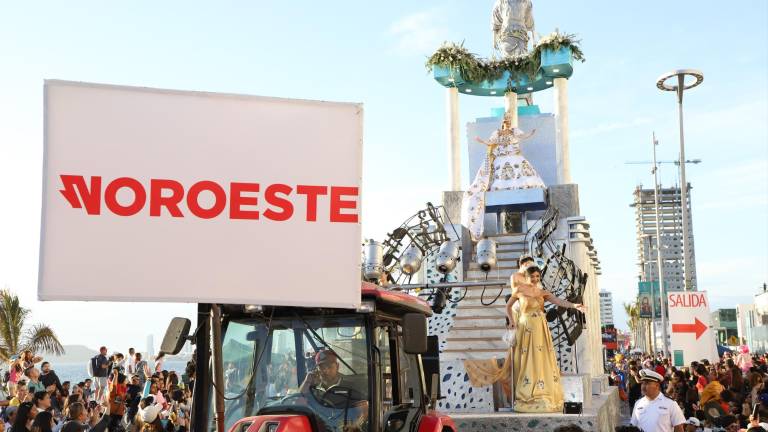 Uma I, Reina de los Juegos Florales del Carnaval 2023, saludaba a los presentes en el segundo desfile de carnaval.