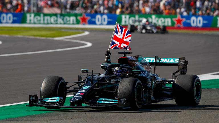 Lewis Hamilton gana ante su afición.