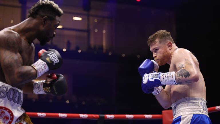 Canelo se tuvo que ir a las tarjetas para vencer a Scull.