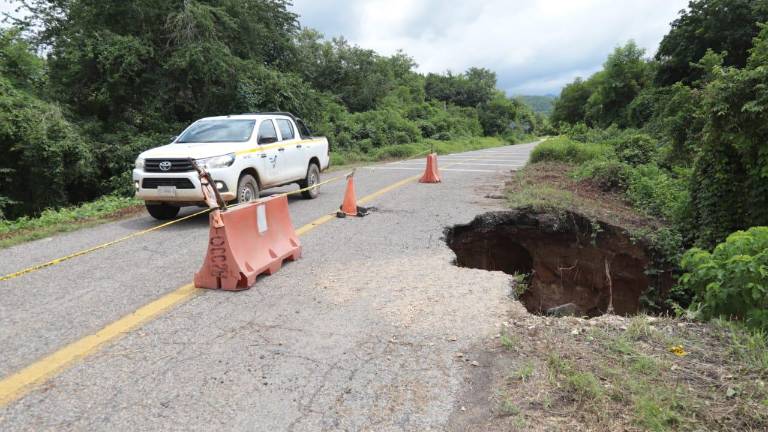 Conductores deben sortear el socavón formado en la carretera federal Mazatlán-Matamoros, a la altura de Concordia, para evitar accidentes.