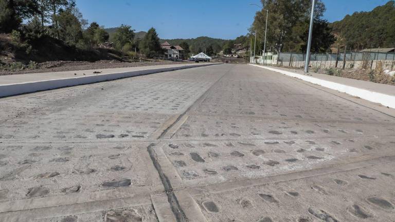 En Surutato, en Badiraguato, el Gobernador Rubén Rocha Moya inauguró una calle pavimentada.