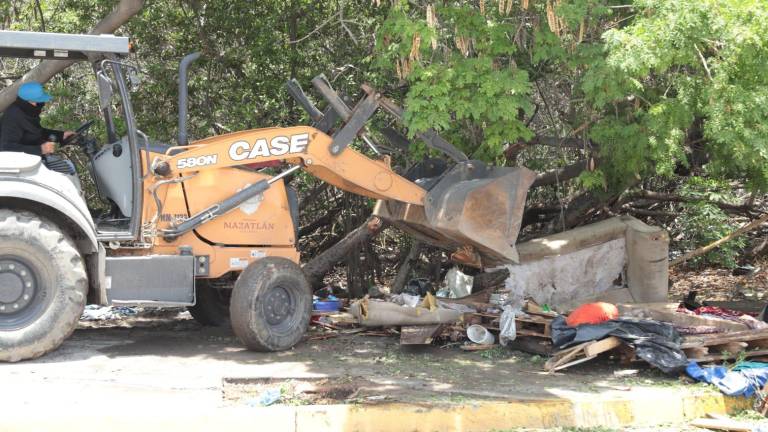 El Gobierno de Mazatlán continúa retirando desechos al margen del Estero del Infiernillo donde fueron removidas viviendas.