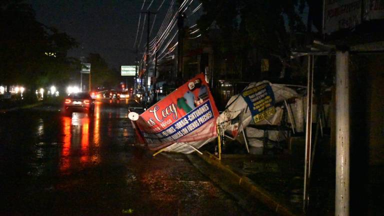 Durante la lluvia del jueves por la noche, en Culiacán, los vientos derribaron algunos anuncios, mientras que las precipitaciones inundaron vialidades.