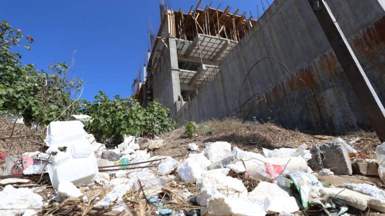 El unicel abandonado por las edificadoras en Playa Brujas.