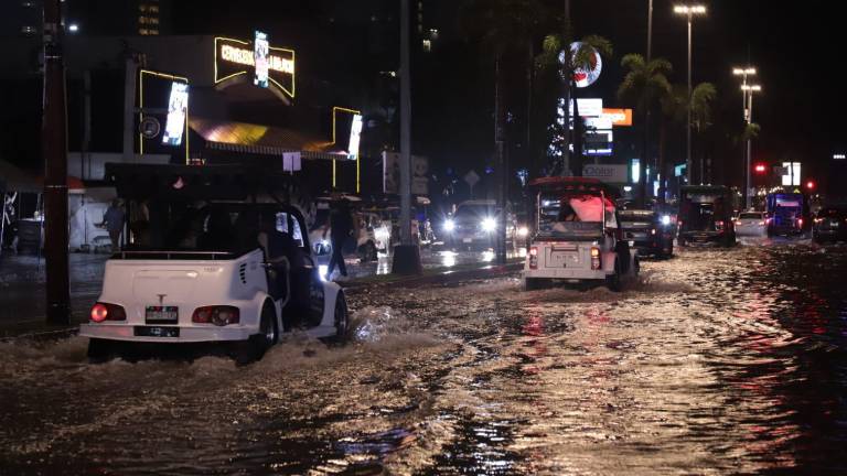 La acumulación de agua complicó el tránsito en avenidas como la Camarón Sábalo, en la Zona Dorada.