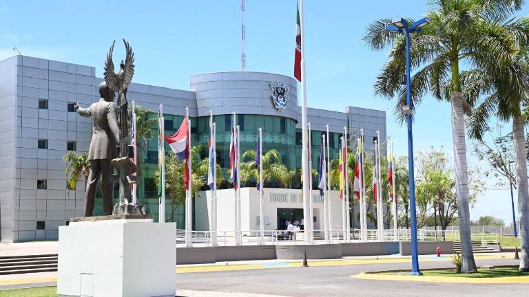 La Universidad Autónoma de Sinaloa defiende que los costos de inscripción son los más bajos del País.