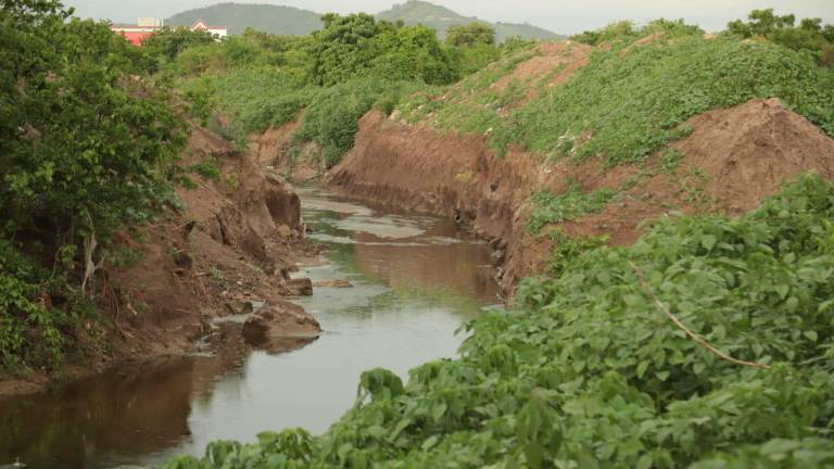 Vecinos del arroyo Jabalines, en Mazatlán, denuncian que una obra del Ayuntamiento desvió el cauce y podría generar inundaciones.