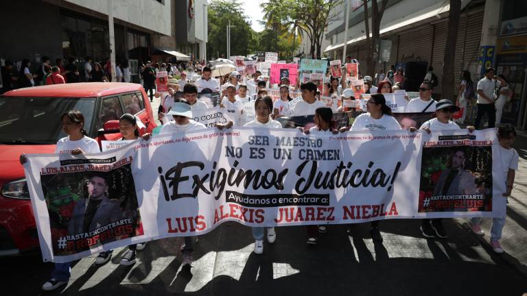 Integrantes de la primaria Estatuto Jurídico de Culiacán marcha en la ciudad para exigir la localización del profesor Luis Alexis, desaparecido desde el 29 de marzo.