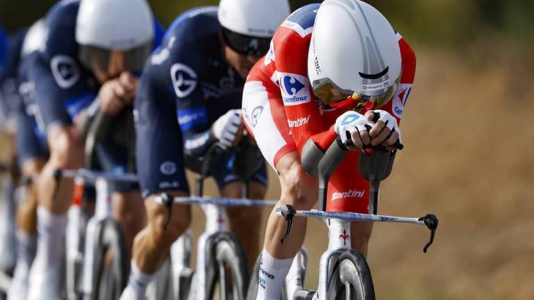 Aunque el triunfo fue para el UAE Team Emirates-XRG, con un tiempo de 25:26 minutos, el rendimiento del Visma permitió a Vingegaard arrebatar el maillot rojo al francés David Gaudu.