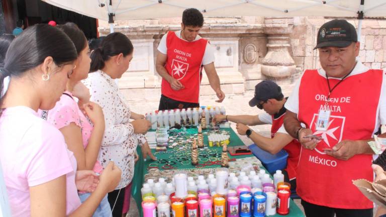 Vendedores que siguen a la reliquia esperan que en Mazatlán o Culiacán se pueda mejorar la venta de artículos religiosos.