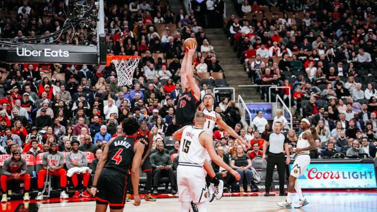 Jakob Poeltl logró dos de sus 12 puntos con este remate para los Raptors.