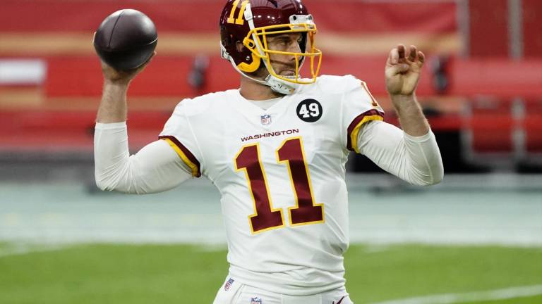 Alex Smith se retira de la NFL después de 16 temporadas, las últimas tres con Washington.