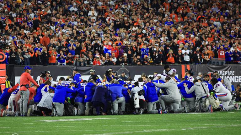 Jugadores y coaches de los Bills hicieron una oración por Damar Hamlin, una vez que el jugador fue llevado al hospital.