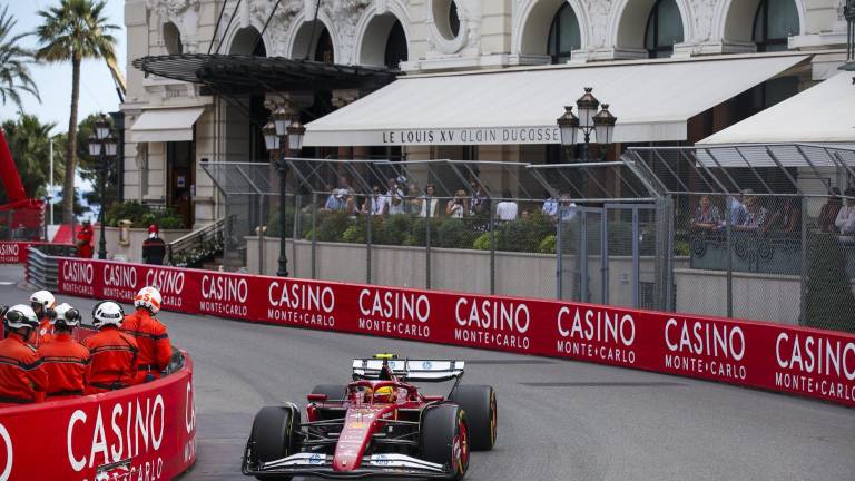 Charles Leclerc lidera los primeros entrenamientos.
