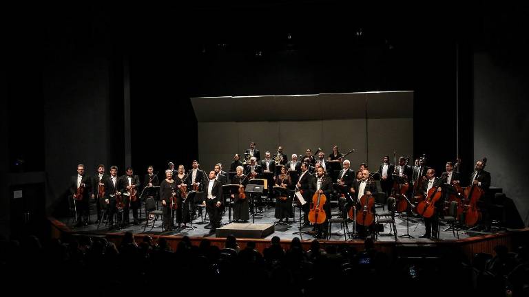 La Orquesta Sinfónica Sinaloa de las Artes ofreció el concierto en el Teatro Pablo de Villavicencio.