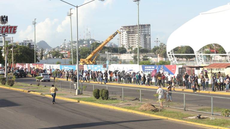 Interminables son las filas para la vacunación este sábado, en Mazatlán.