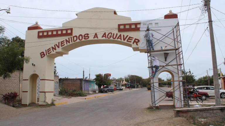 En su natal Agua Verde, el artista Sergio Ramírez alista el arco de entrada a la comunidad para plasmar su trabajo.