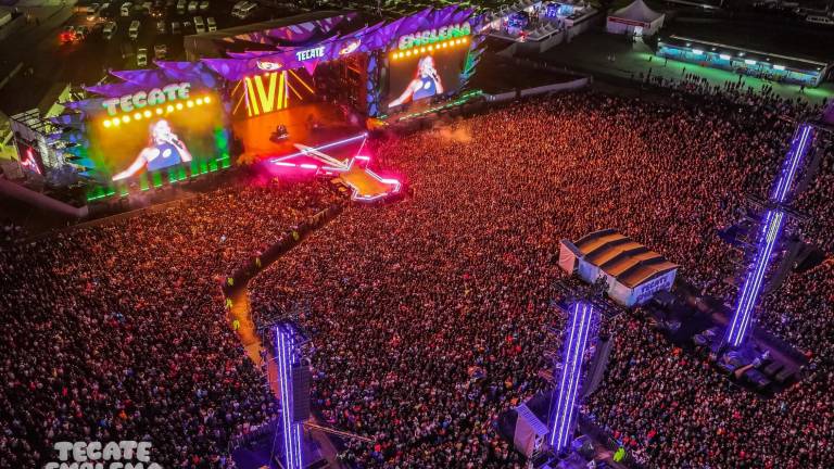 Más de 20 mil personas se reunieron alrededor del escenario principal del Festival Tecate Emblema.
