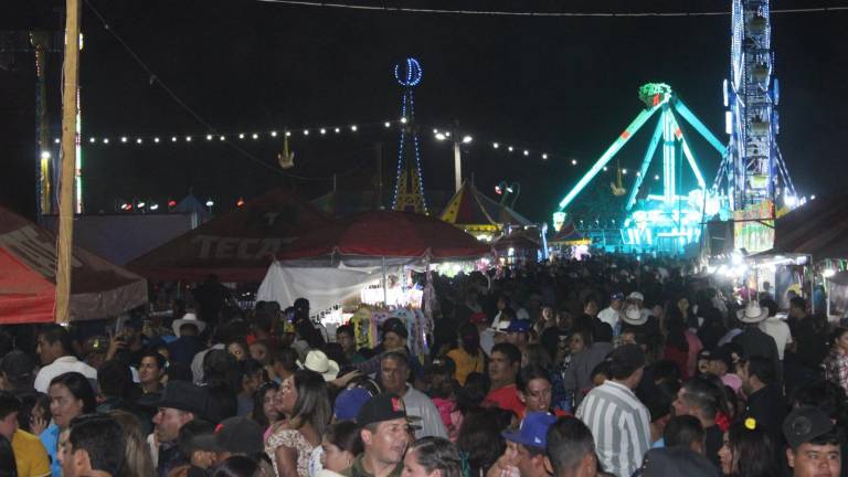 Cientos de personas acuden a las instalaciones de la Feria de la Primavera en Rosario.