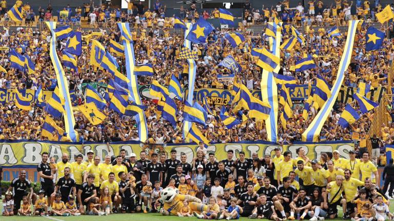 Tigres y sus familias se toman la foto oficial con la afición.