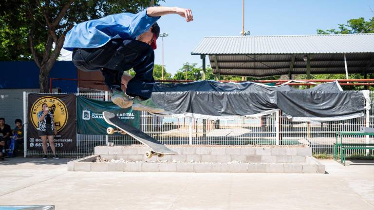 Los jóvenes demostraron sus habilidades en el Skate Urbano.