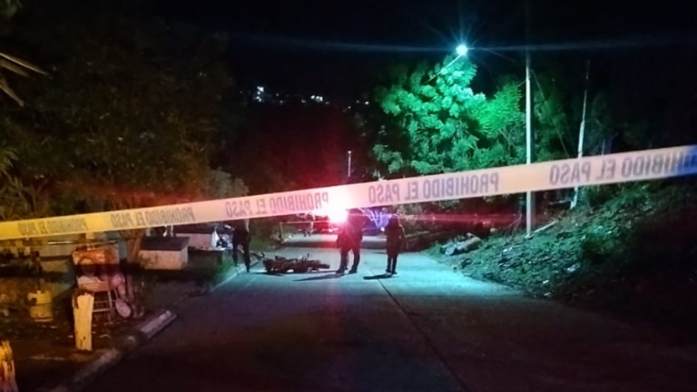 Autoridades localizaron sin vida al motociclista tras el impacto contra una maceta.