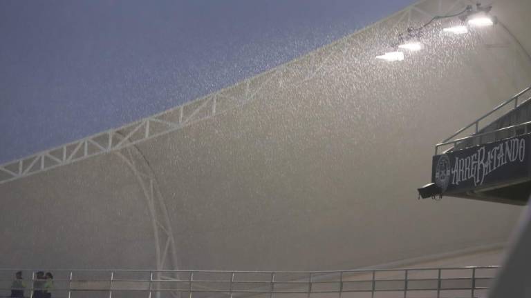 La lluvia cae fuerte en el estadio Kraken.