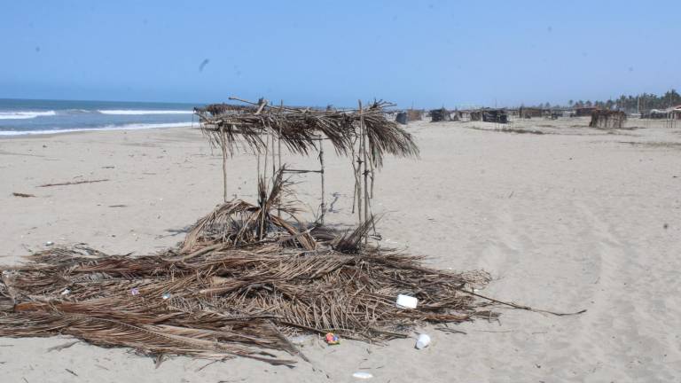 Las playas de Rosario han permanecido con basura y desechos después de las actividades realizadas por Semana Santa.