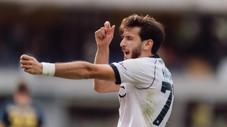 Khvicha Kvaratskhelia marca dos goles por el Napoli.