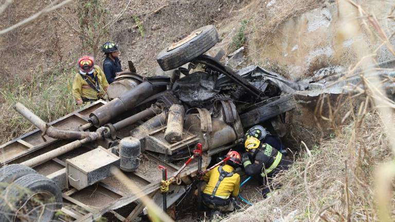 El chofer del tráiler quedó prensado tras la volcadura. Fue rescatado minutos después.