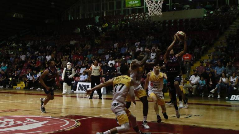 Venados Basketball fue muy superior a Caballeros.