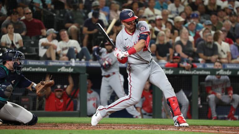 Joey Meneses se fue con par de imparables, los cuales fueron extrabases, ante los Marineros de Seattle.