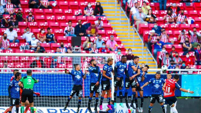 Alexis Vega da el empate a Chivas de tiro libre.