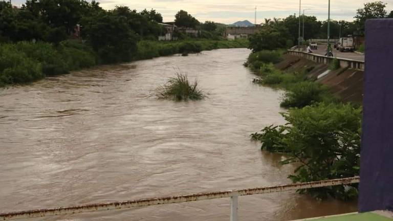 El arroyo Buñigas, en Escuinapa, aumenta su caudal ante el rebosamiento de la presa “El Peñón”.
