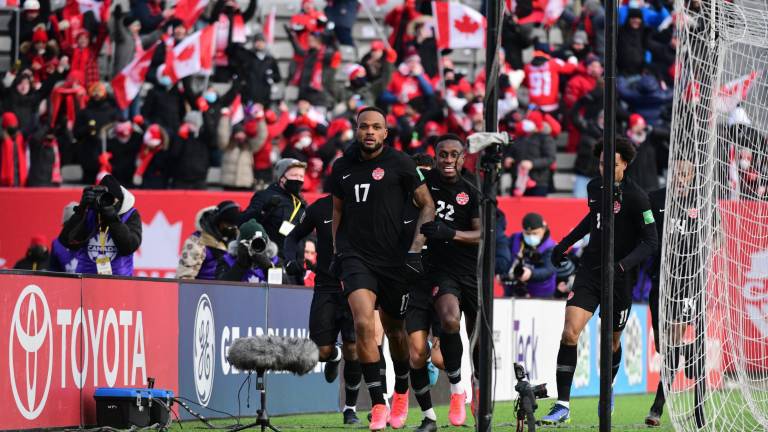 Cyle Larin celebra su gol.