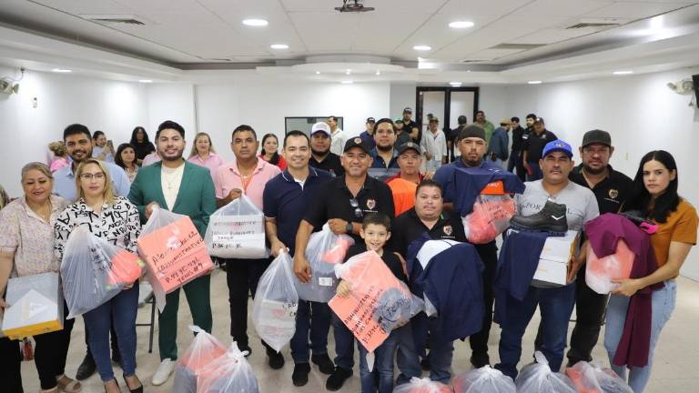 El Presidente Municipal de Elota, Richard Millán Vázquez, encabezó la entrega de uniformes a 140 trabajadores de distintas áreas operativas del Ayuntamiento.