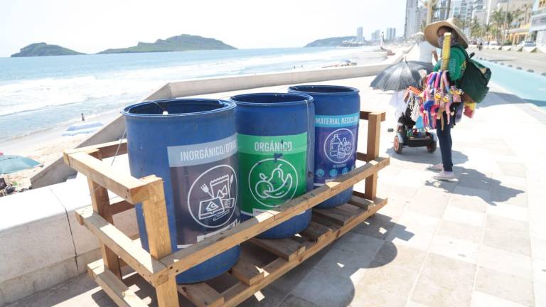 En el malecón de Mazatlán instalan depósitos para basura.
