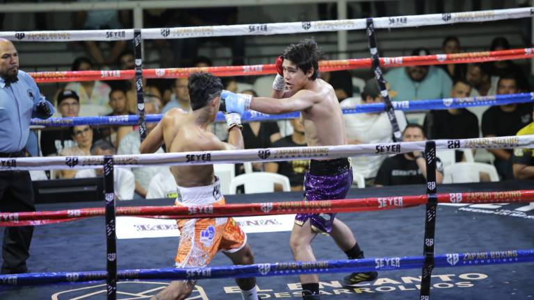 José Ángel “Chinito” Amaro conecta a Johan “Chopper” Rodríguez en la pelea estelar de la función de boxeo “Noche de Prospectos”.