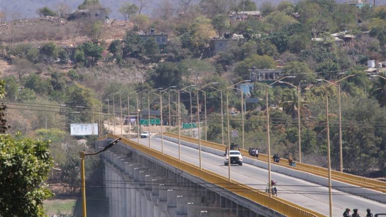 Durante la mañana del jueves fue obstruida la circulación sobre la carretera federal en el puente sobre el Río Baluarte.