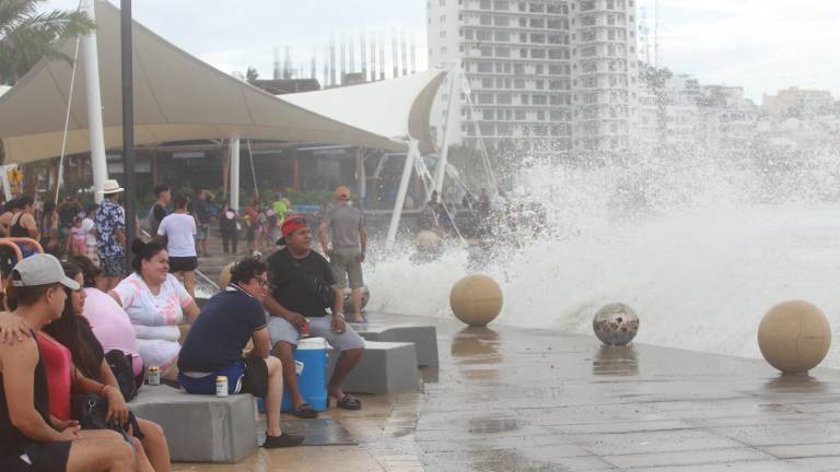 El fuerte oleaje en Mazatlán ha llamado la atención de locales y turistas, sin embargo, acercarse a las playas podría significar un riesgo para las personas.