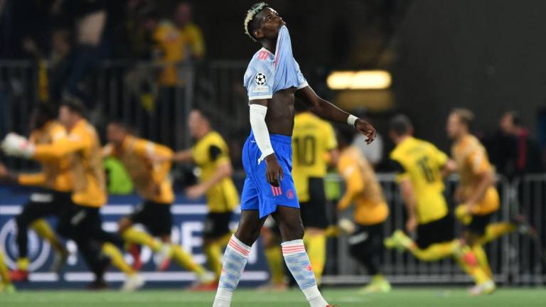 Paul Pogba se lamenta tras la derrota del Manchester United ante Young Boys, quienes celebraron con todo el triunfo.