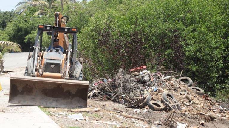 La semana pasada las autoridades hicieron trabajo de limpieza para retirar desechos tras el desalojo de viviendas en el Estero del Infiernillo.