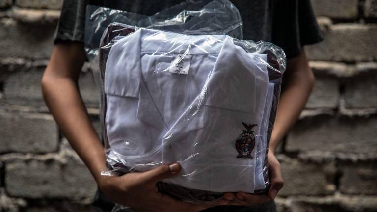 Estudiantes recibieron su dotación de útiles y uniformes escolares durante 2022.