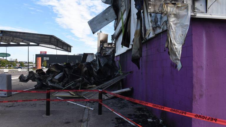 Metales ennegrecidos por el hollín, cartones calcinados y una parte del casino reducida casi por completo a cenizas es el saldo.