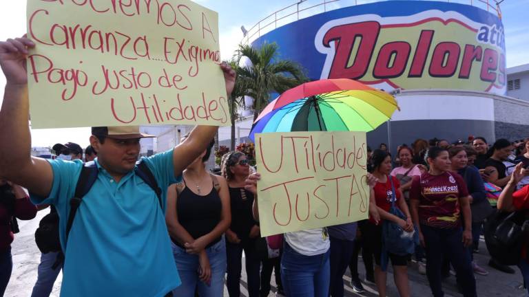 El personal se encuentra congregado frente a la entrada principal de Pinsa, en la calle Puerto de Mazatlán.