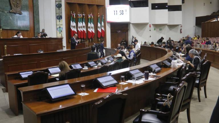 En el Congreso del Estado dio primera lectura a la solicitud de crédito del Gobierno de Sinaloa por 2 mil 300 millones de pesos.
