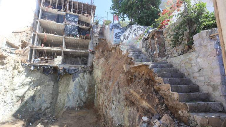 En el Cerro de la Nevería una escalera utilizada por vecinos se deterioró por los trabajos de construcción.